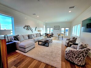 Älytelevisio, takka, videopelejä, kirjoja