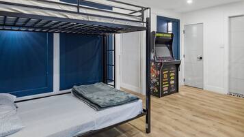 6 quartos, ferros/tábuas de passar roupa, Wi-Fi de cortesia