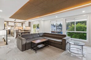 Smart-TV, Kamin, Videospiele, Tischfußball