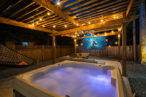 Family Retreat | Hot Tub, Fire Pit, Outdoor Theater & Games