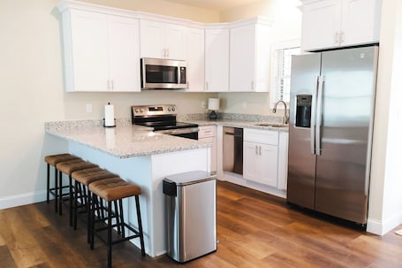 Fridge, microwave, oven, stovetop. 2-bedroom house in peaceful Hilham with WiFi, AC