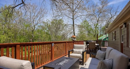 Riverbank Lodge : Cozy and Close to Everything!