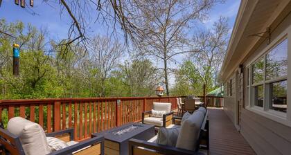 Riverbank Lodge : Scenic Riverfront Escape