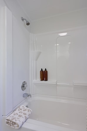 Douche, sèche-cheveux, serviettes fournies
