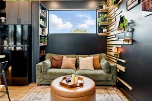 Una Smart TV, una chimenea, libros, un reproductor estéreo