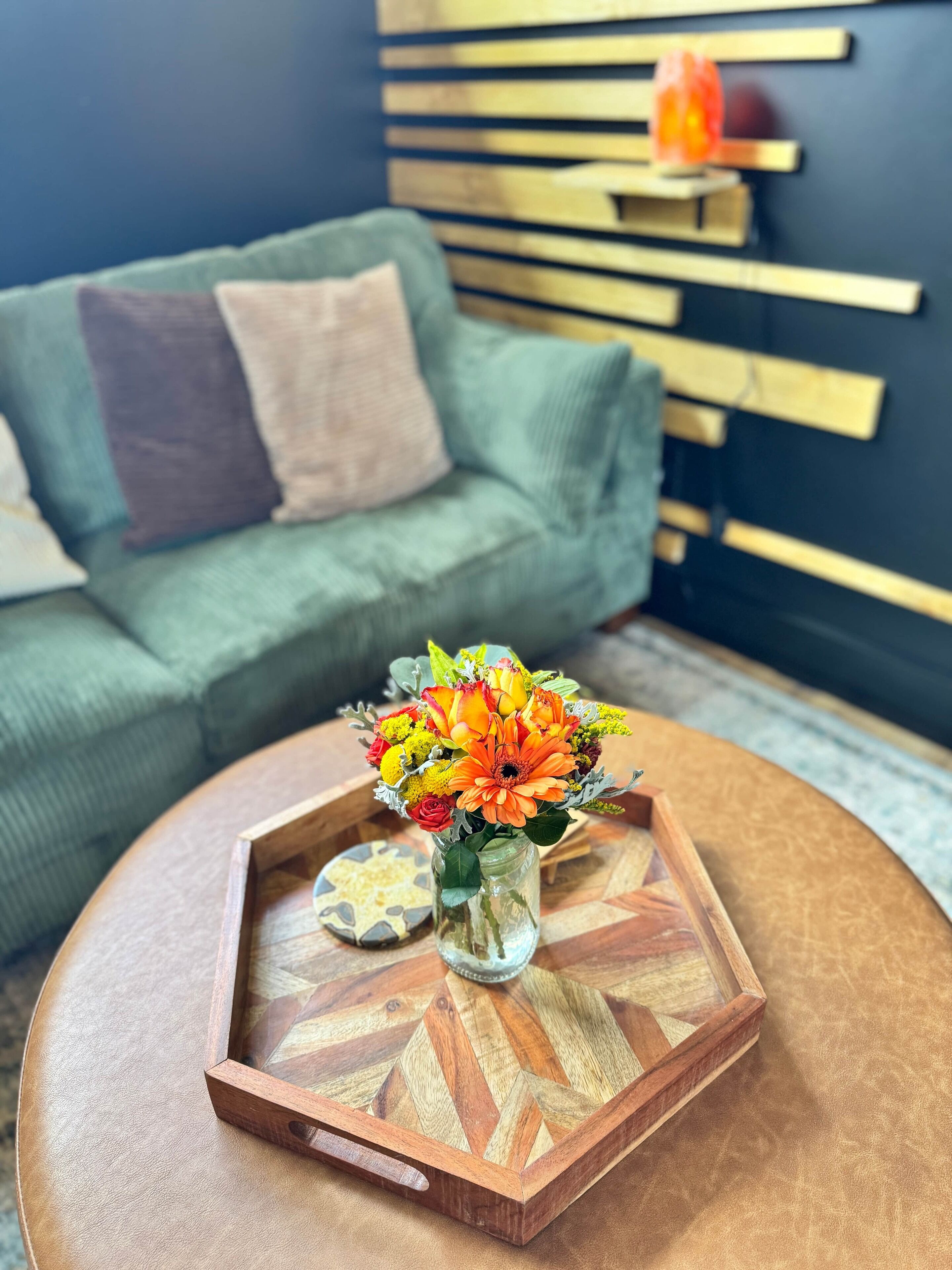 TV connectée, cheminée, livres, chaîne hi-fi