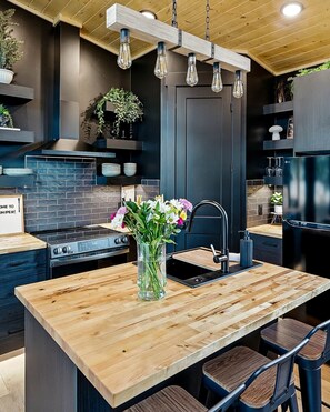 Réfrigérateur, four à micro-ondes, un four, surface de cuisson