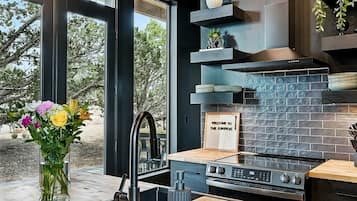 Kjøleskap, mikrobølgeovn, ovn og kokeplater