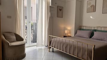 1 camera, una scrivania, ferro/asse da stiro, culla da viaggio