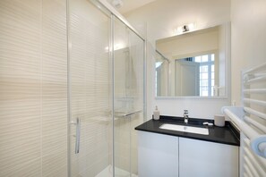 Douche, sèche-cheveux, serviettes fournies