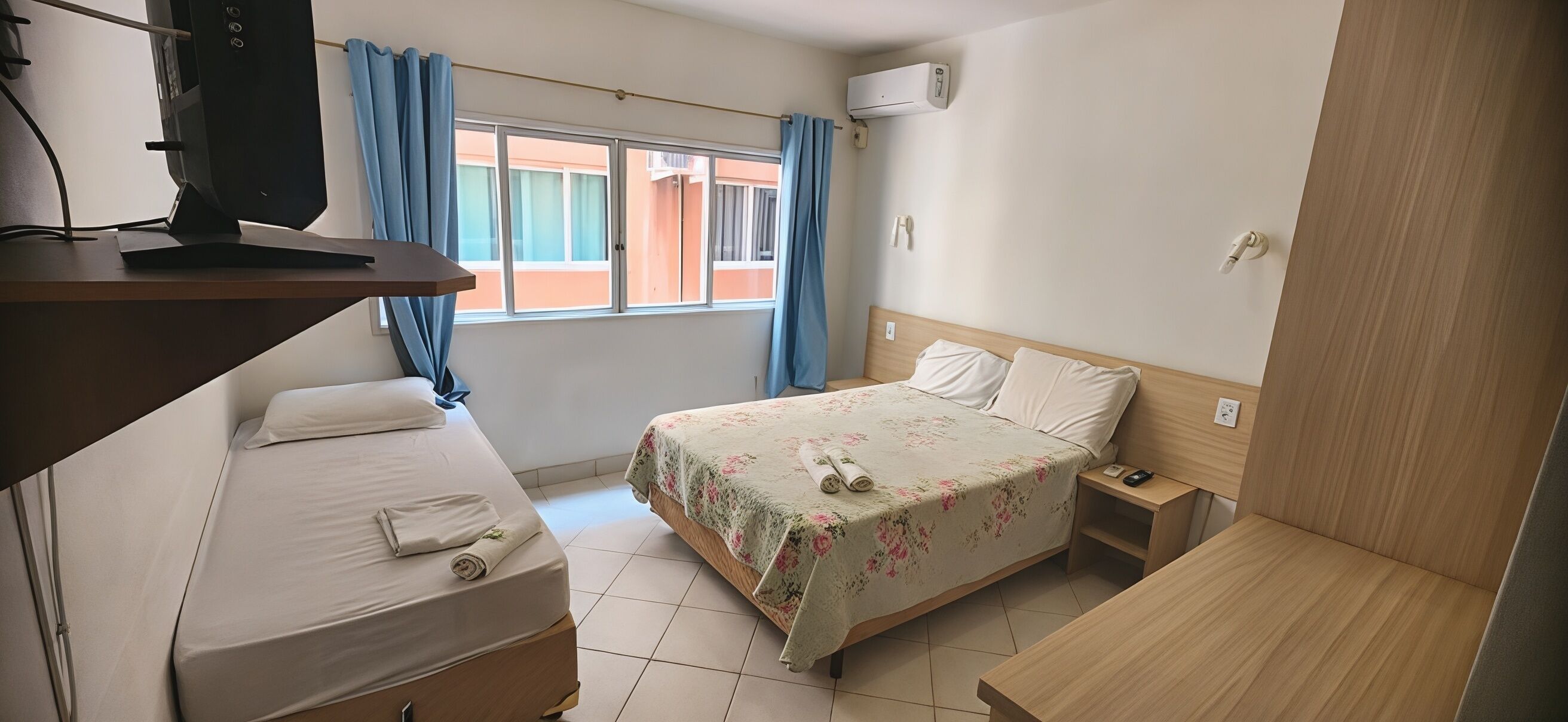 Economy Triple Room | Minibar, blackout drapes, free WiFi, bed sheets
