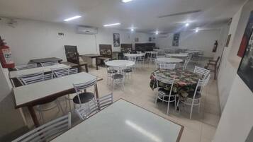 Café da manhã com buffet grátis todos os dias