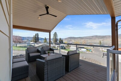 Relax at Friday Bay Retreat With Beautiful Lake Views .25 miles to Lake Trail