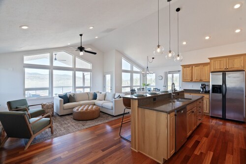 Relax at Friday Bay Retreat With Beautiful Lake Views .25 miles to Lake Trail