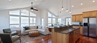 Relax at Friday Bay Retreat With Beautiful Lake Views .25 miles to Lake Trail