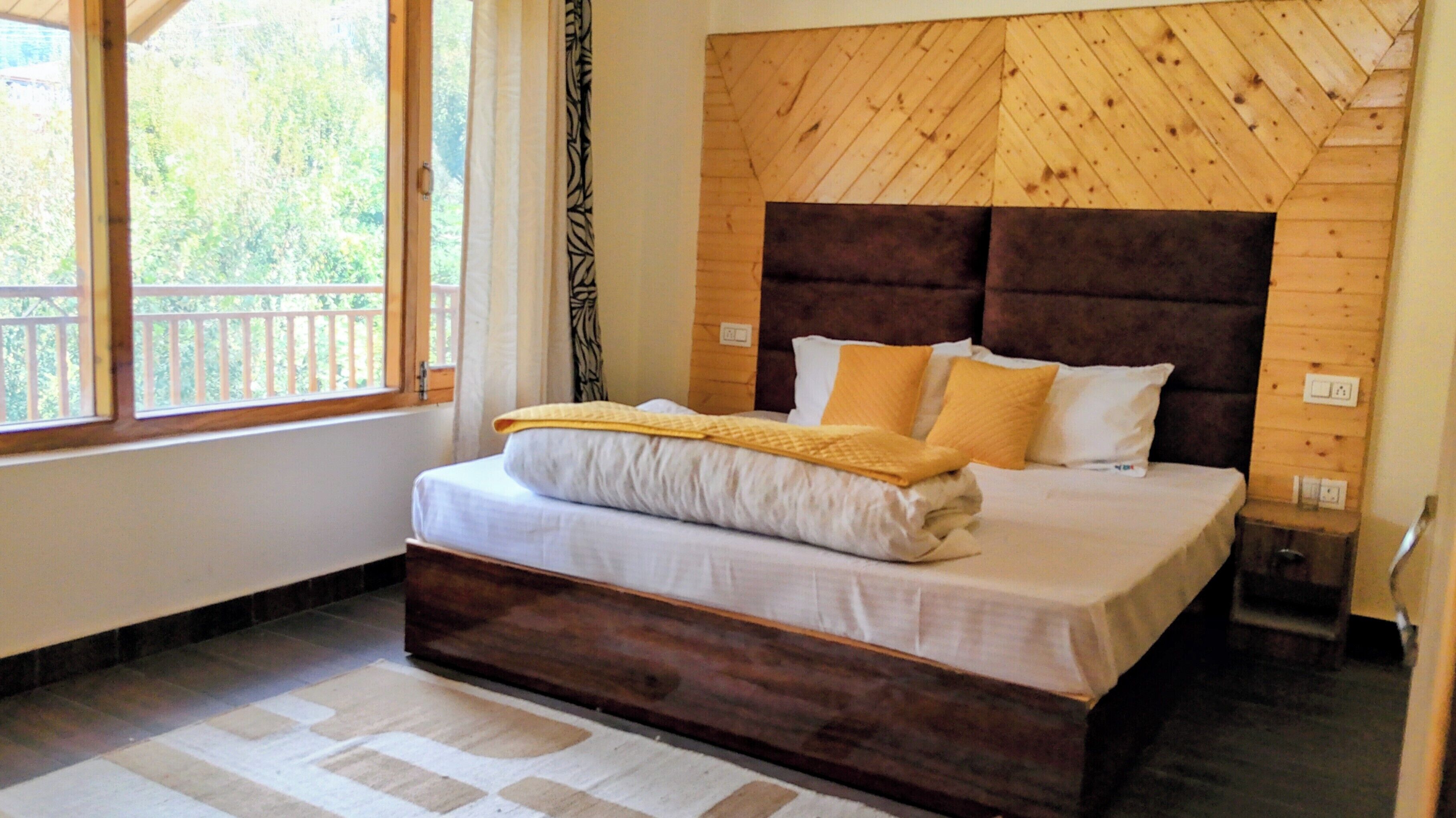 9 bedrooms, WiFi, bed sheets