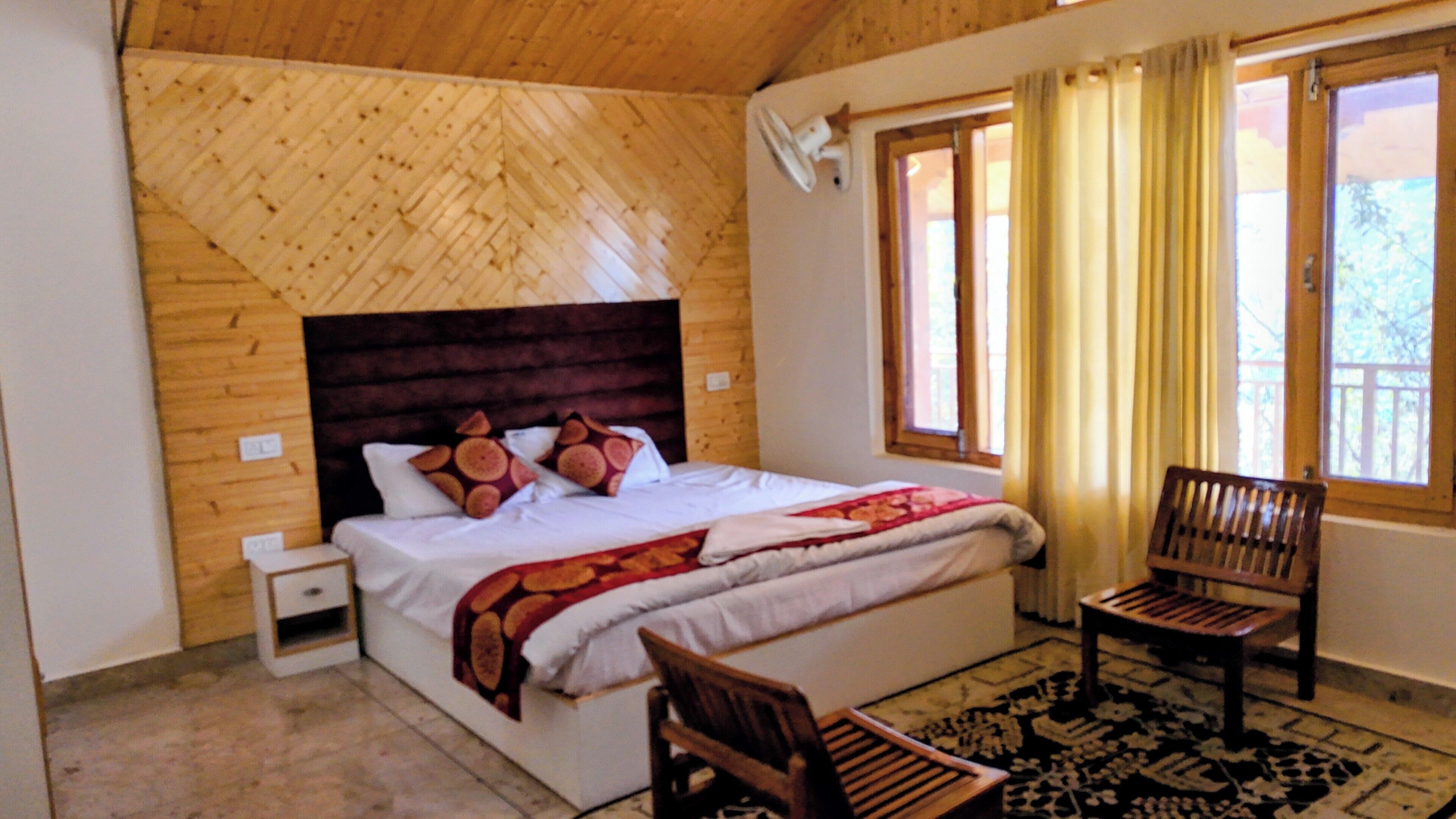 9 bedrooms, WiFi, bed sheets