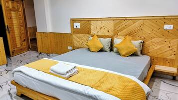 9 bedrooms, WiFi, bed sheets