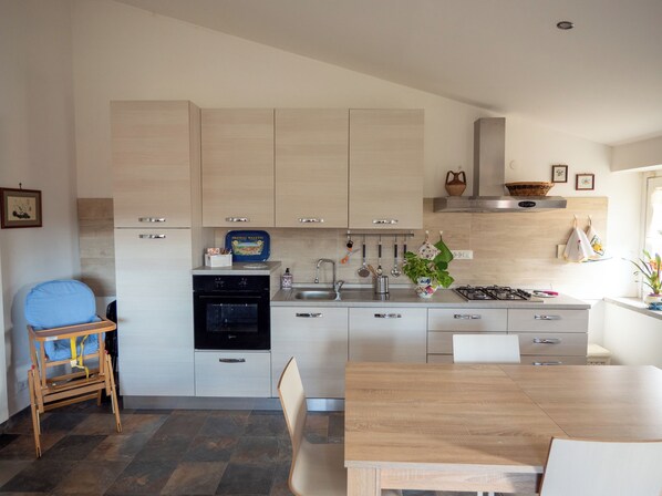 ثلاجة، فرن، موقد طهي مسطح، ماكينة لصنع القهوة/الشاي