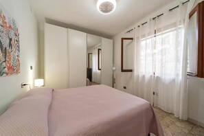 2 slaapkamers, reisbedje