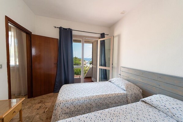 3 bedrooms, travel cot