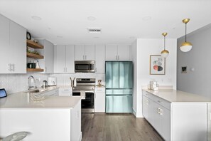 Mikrobølgeovn, ovn, kokeplater og oppvaskmaskin