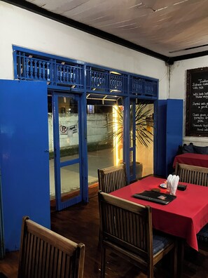 Dining - Zen Inn with 4 beautiful rooms, each with an inner courtyard (Bali)