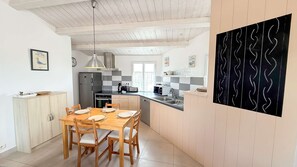 Een koelkast, een microgolfoven, een vaatwasser, een broodrooster