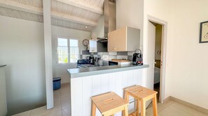 Kjøleskap, mikrobølgeovn, ovn og oppvaskmaskin