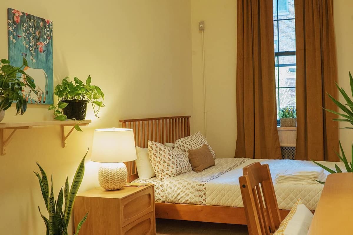 Superior Room, 1 Queen Bed (Shared Bathrooms) | Schreibtisch, kostenloses WLAN
