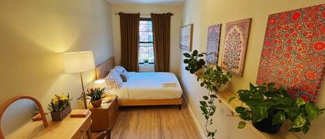 Standard Room, 1 Double Bed (Shared Bathrooms) | Skrivebord og wi-fi (inkludert)