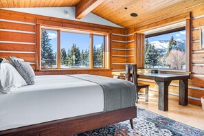 3 bedrooms, desk, iron/ironing board, free WiFi - RMR: Lazy Bear Lodge in Wilson, WY (Wilson)