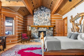 3 bedrooms, desk, iron/ironing board, free WiFi - RMR: Lazy Bear Lodge in Wilson, WY (Wilson)