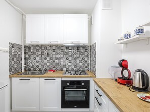 Kjøleskap, ovn, kokeplater og oppvaskmaskin