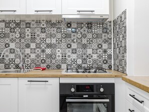 Réfrigérateur, un four, surface de cuisson, lave-vaisselle