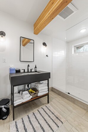 Shower, hair dryer, towels - Meadows Valley Retreat - Pet-friendly home with fire pit, large fenced yard, and trailer parking. (New Meadows)