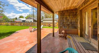 Meadows Valley Retreat - Rustic charm, Huge fenced yard, walk to dining, bar, and coffee