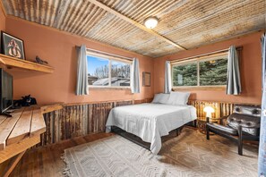 3 bedrooms, iron/ironing board, free WiFi, bed sheets - Meadows Valley Retreat - Pet-friendly home with fire pit, large fenced yard, and trailer parking. (New Meadows)