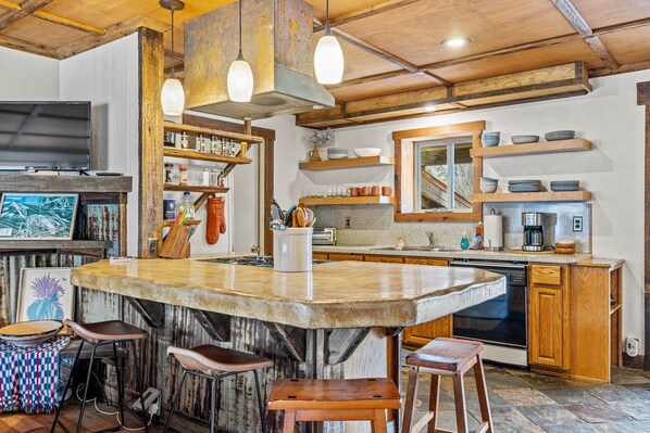 Kjøleskap, mikrobølgeovn, ovn og kokeplater