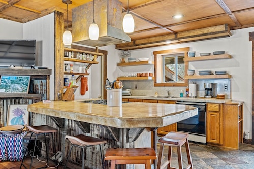 Meadows Valley Retreat - Pet-friendly home with fire pit, large fenced yard, and trailer parking.
