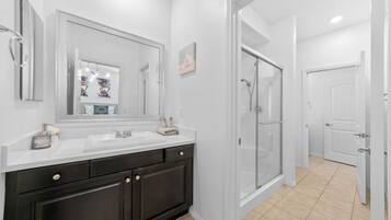 Regadera, secadora de cabello, toallas, papel de baño