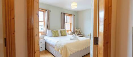 3 bedrooms, travel cot, WiFi, bed sheets