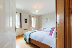 3 bedrooms, travel crib, WiFi, bed sheets