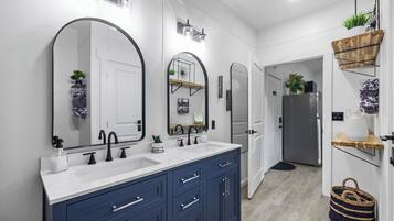 Ducha, secador de pelo y toallas