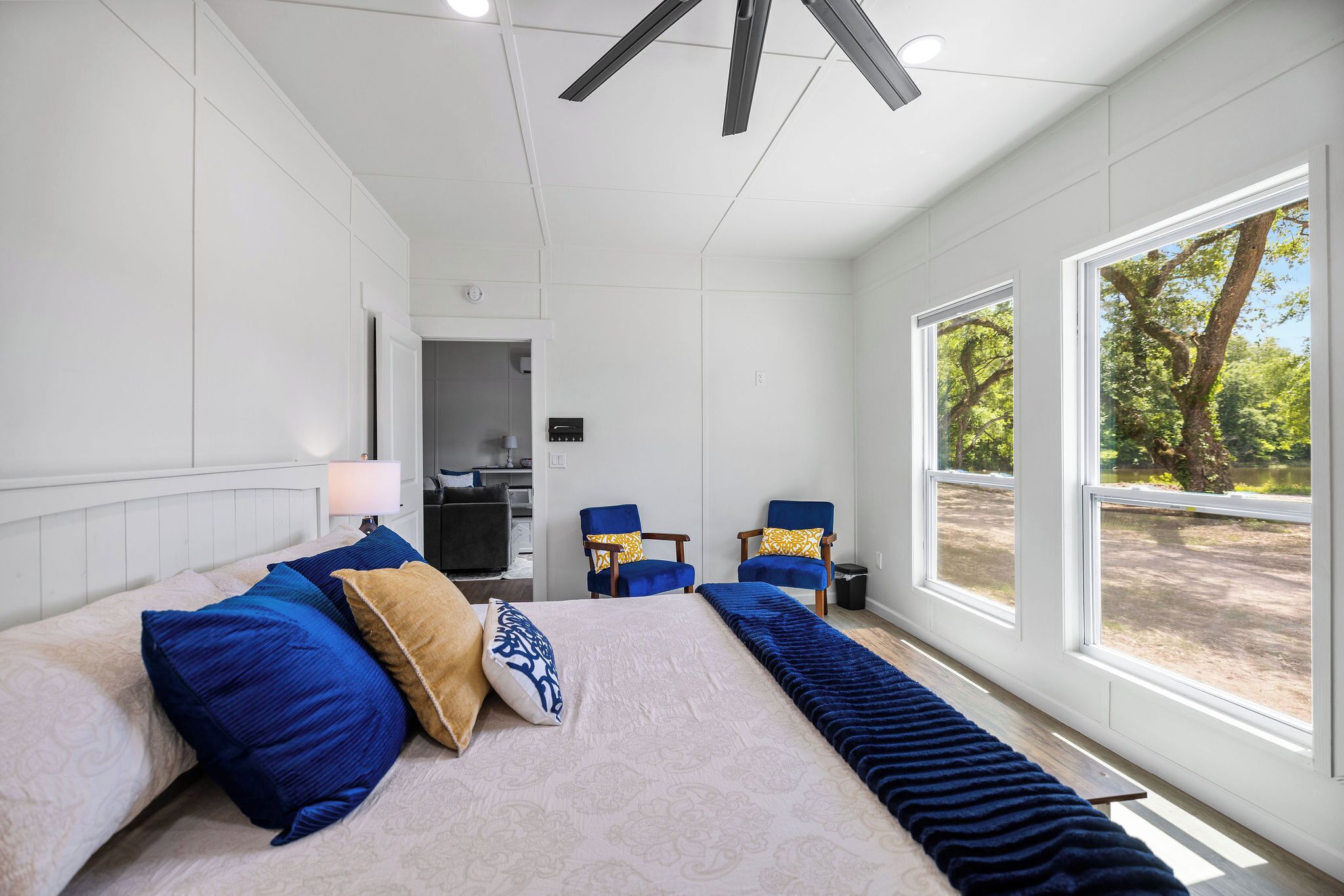 2 dormitorios, escritorio, tabla de planchar con plancha y Internet