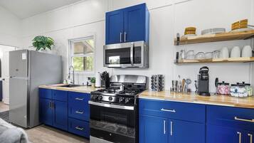 Réfrigérateur, four à micro-ondes, un four, surface de cuisson