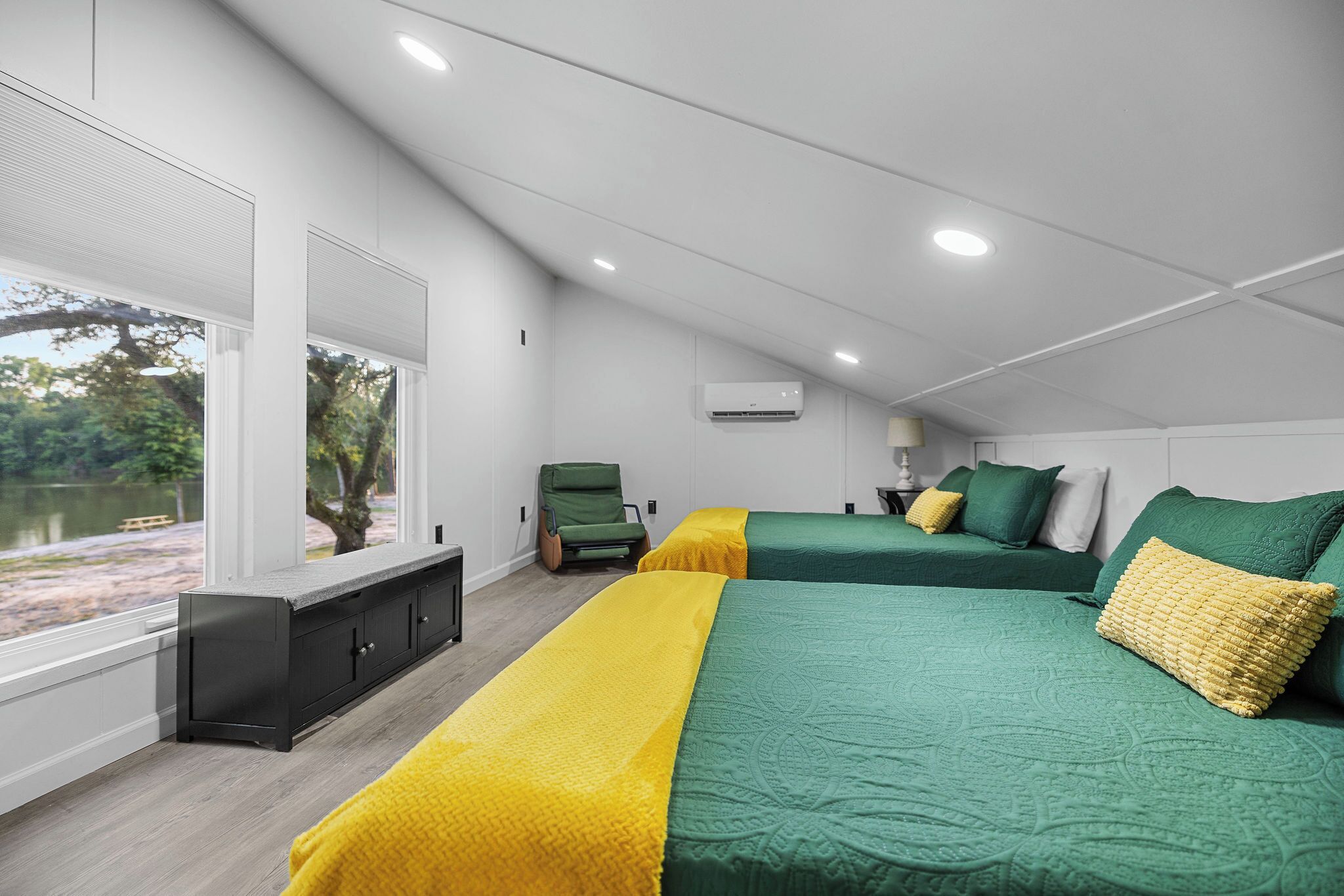 2 habitaciones, escritorio, tabla de planchar con plancha y internet 