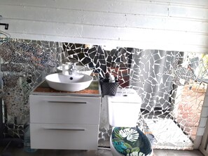 Dusch, handdukar, tvål och toalettpapper