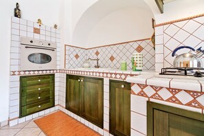 Fridge, oven, stovetop, cookware/dishes/utensils