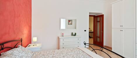 2 Schlafzimmer, BĂŒgeleisen/BĂŒgelbrett, Internetzugang, BettwĂ€sche